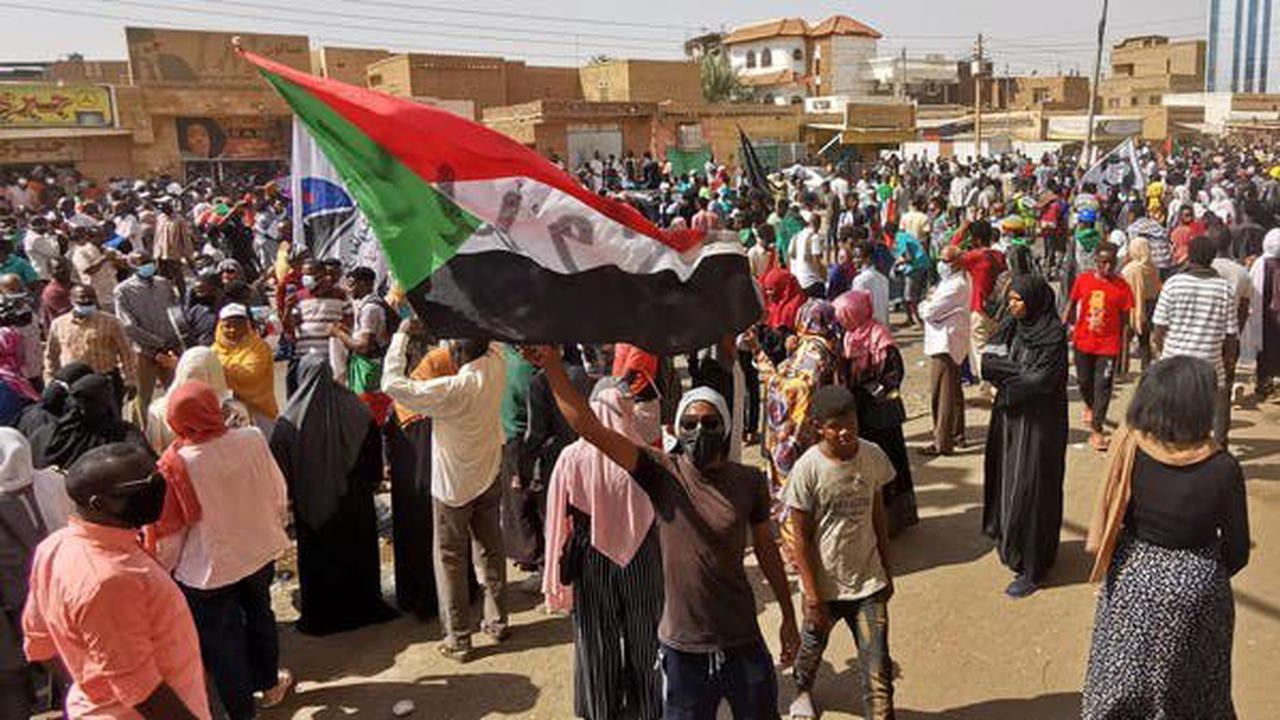 Sudanese Protesting Arrest of Transition Members